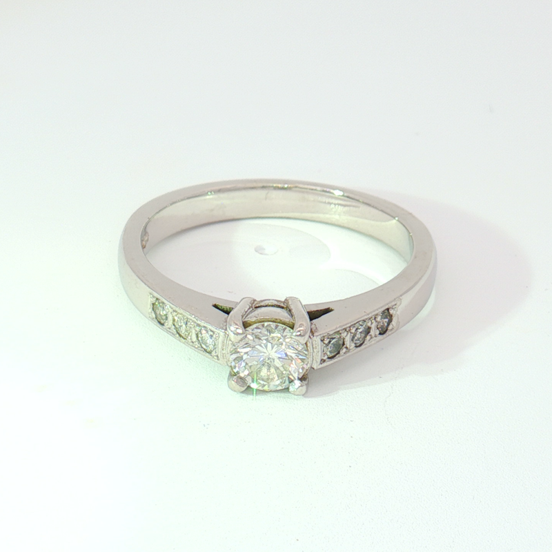 Timanttisormus 0.51ct | Valkokulta - - Caratia | Caratia